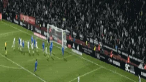 德甲多特蒙德连遭三连败，赛场争议不断，法兰克福2-0逆转取胜